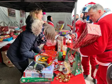 Motards en costume de Noël participant à l'événement